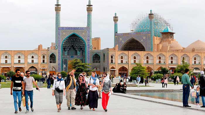 گردشگران خارجی در میدان نقش جهان اصفهان 