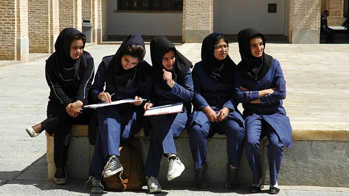 دختران دبیرستانی ایران