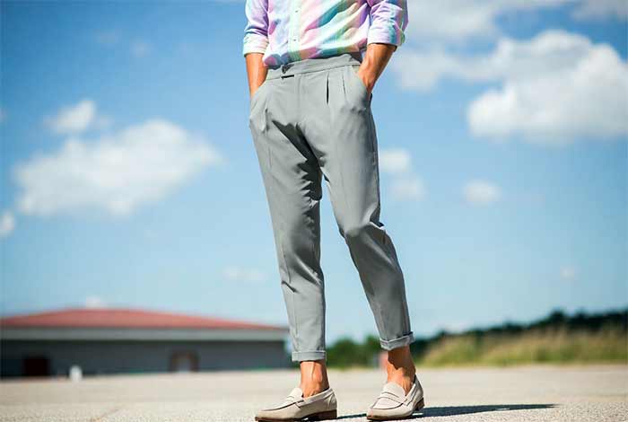 طوسی روشن یا آف‌وایت (Light Gray / Off-White)