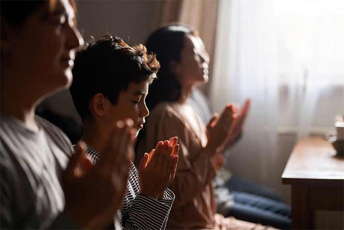 آداب معاشرت دعا یا عبادت روزانه داشته باشید