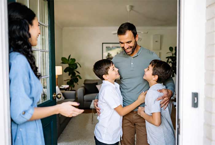 آداب معاشرت با لبخند وارد خانه شوید