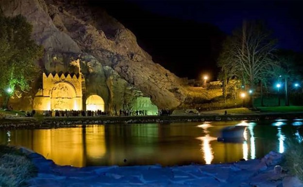 طاق بستان: تلاقی تاریخ و نور در دل شب